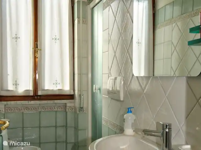 Location de Vacances Italie, Toscane, Forte Dei Marmi, villa -  Villa Elza à 400 mètres de la plage Salle de bain avec douche