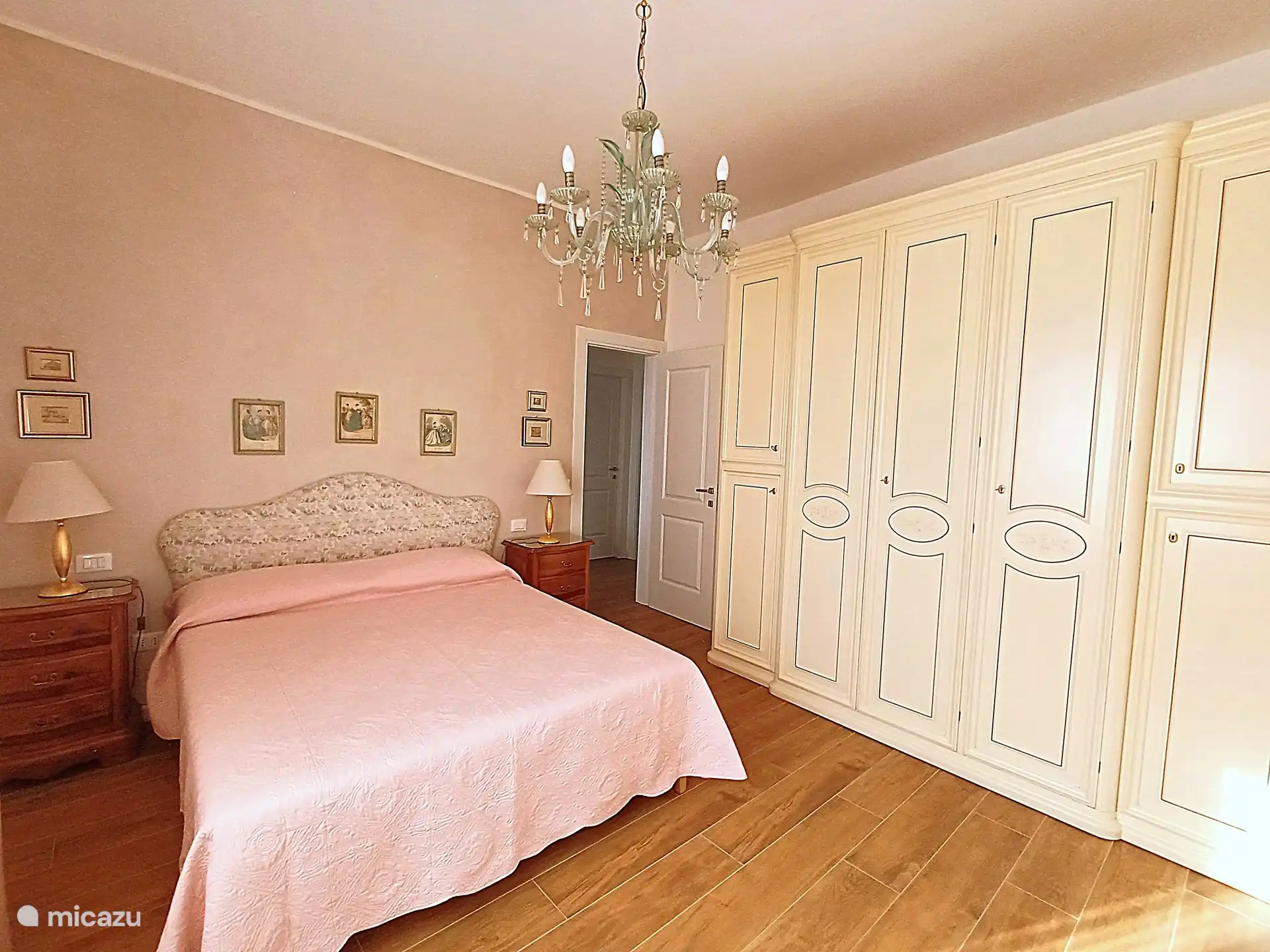 Schlafzimmer mit Klimaanlage und Terrasse