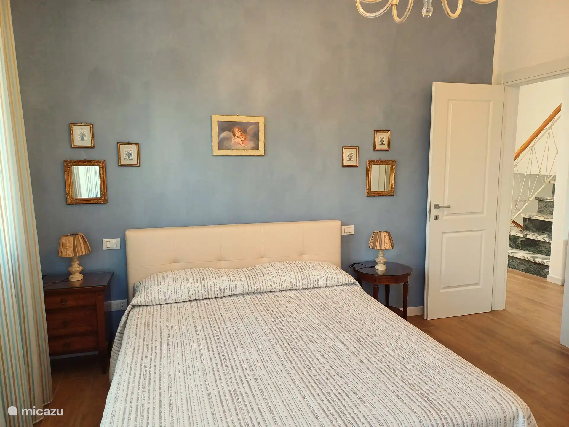 Schlafzimmer mit Klimaanlage und Terrasse