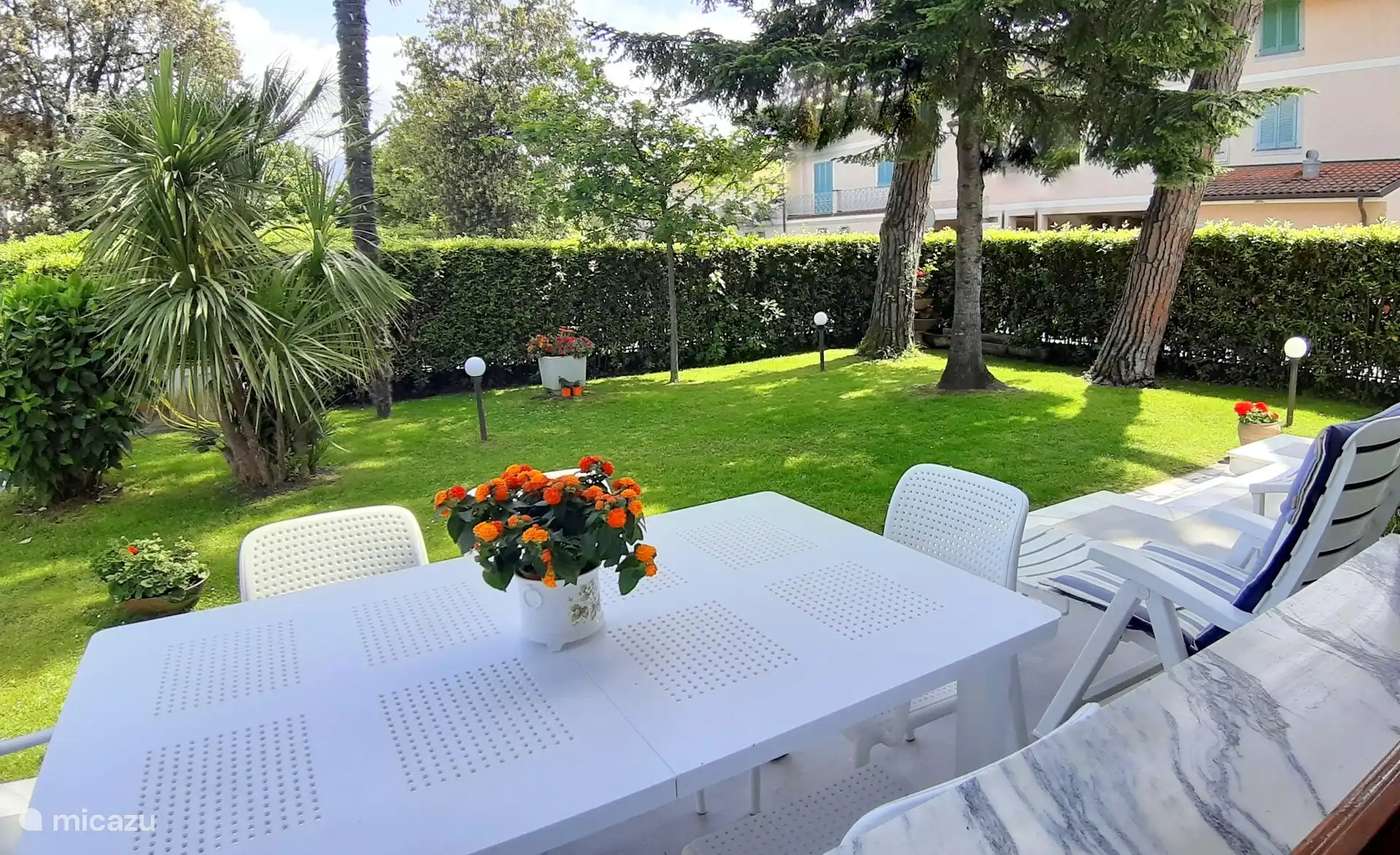 Terrasse mit Tisch für die Mahlzeiten