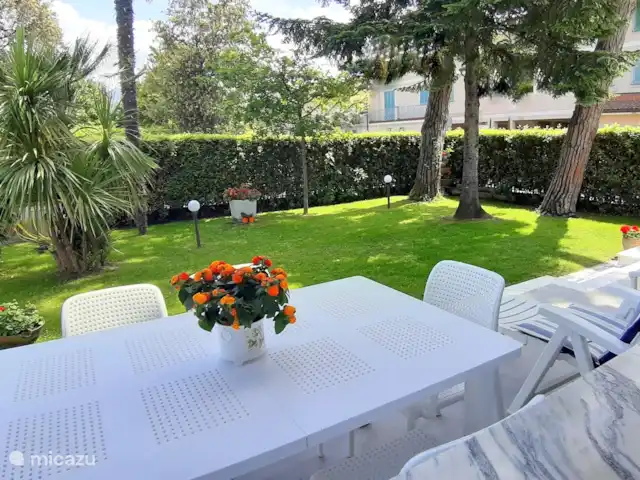 Location de Vacances Italie, Toscane, Forte Dei Marmi, villa -  Villa Elza à 400 mètres de la plage Terrasse avec table pour les repas
