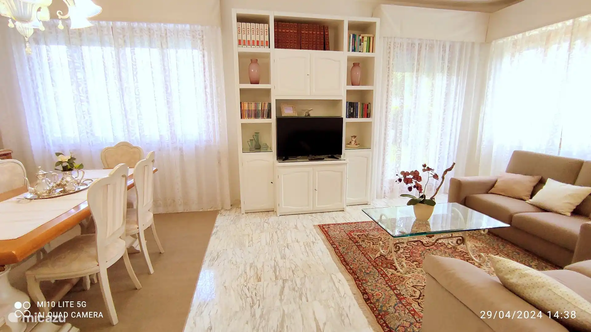 TV SAT 42 Flachbildschirm. Das Wohnzimmer öffnet sich direkt zum Garten