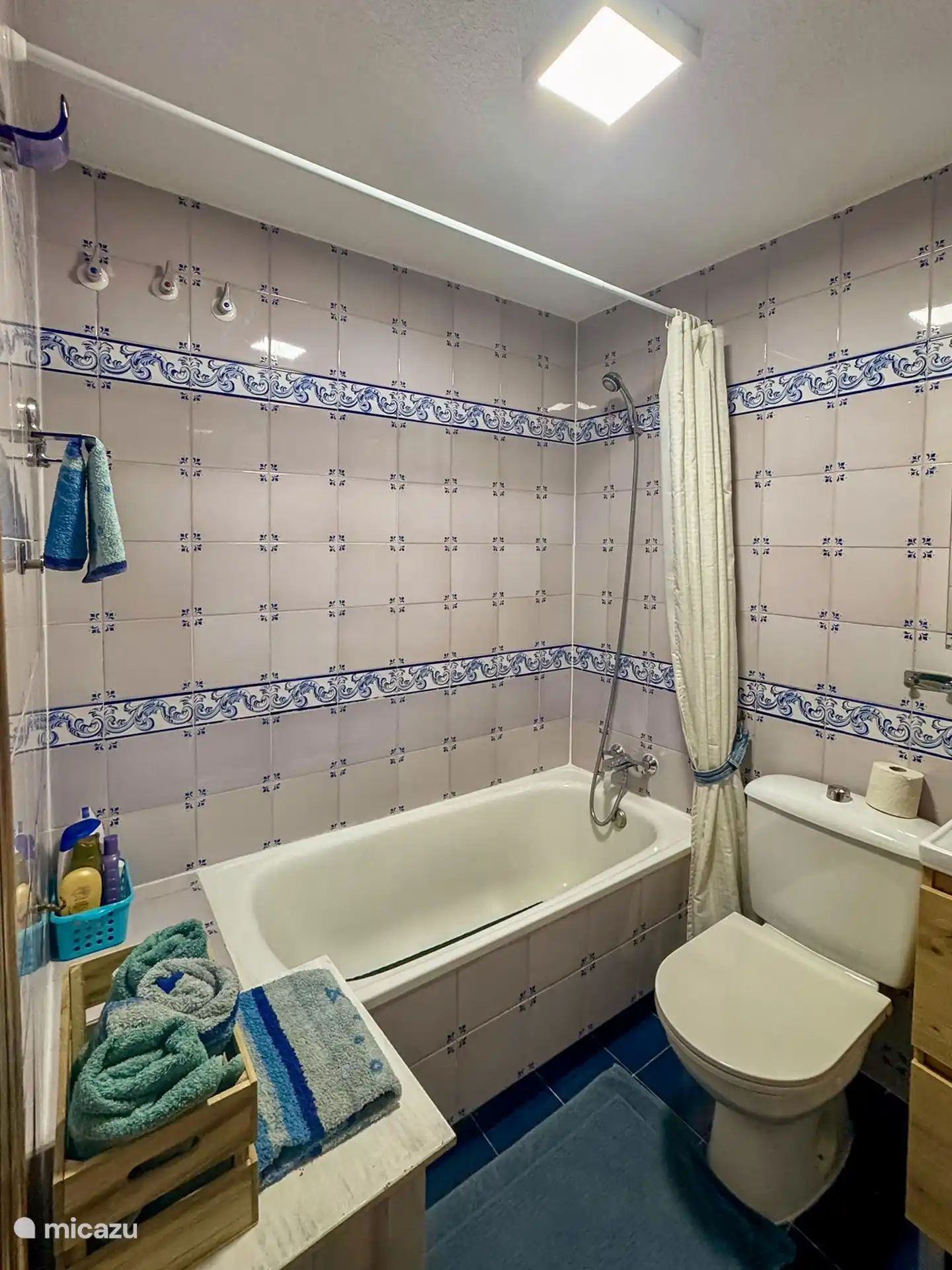Gepflegtes Badezimmer mit Badewanne