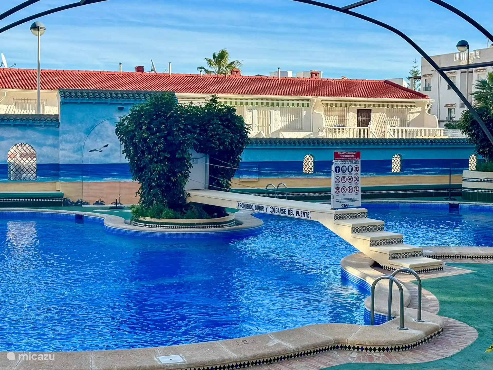 Abkühlung im großen Swimmingpool