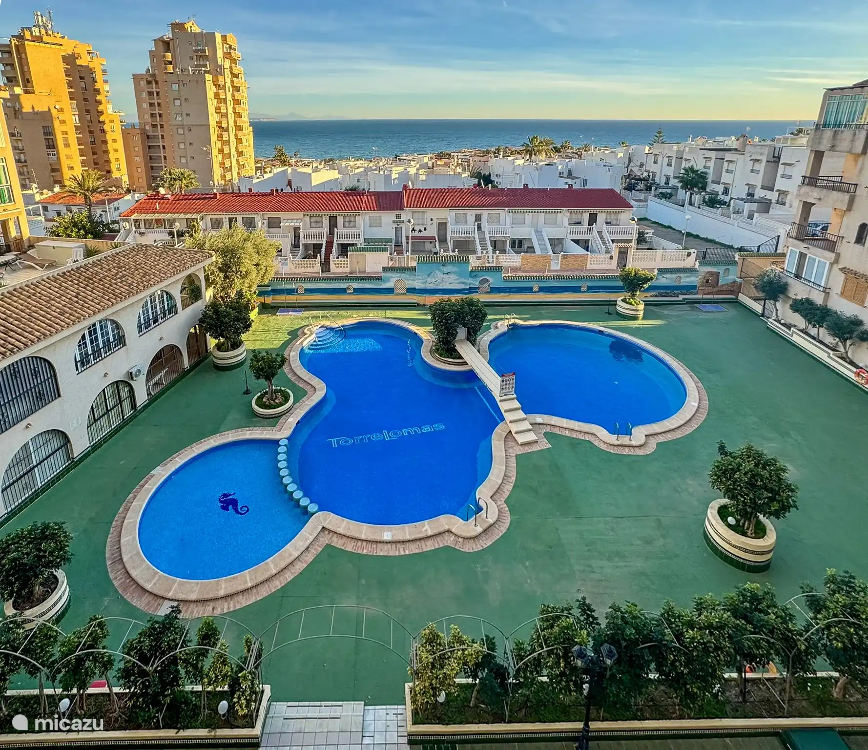Fantastischer Blick über den Pool und das Meer. Das Meer ist zu Fuß erreichbar.