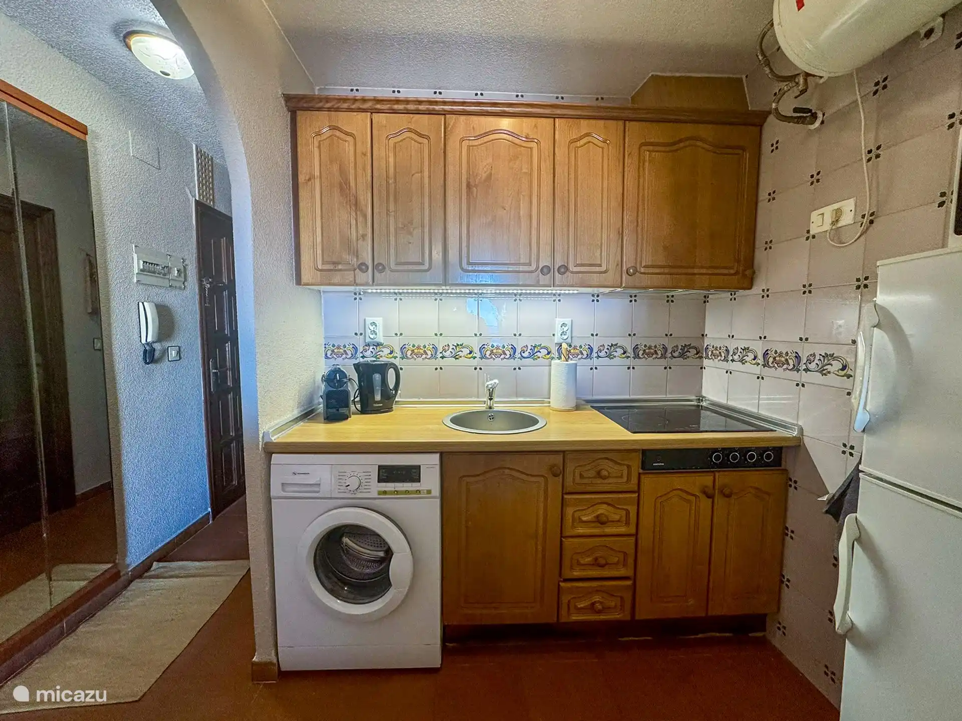 Küche mit allen Annehmlichkeiten. Café. Hopfen. Großer Kühlschrank mit Gefrierfach. Mikrowelle. Teller, Gläser, Besteck und Pfannen.