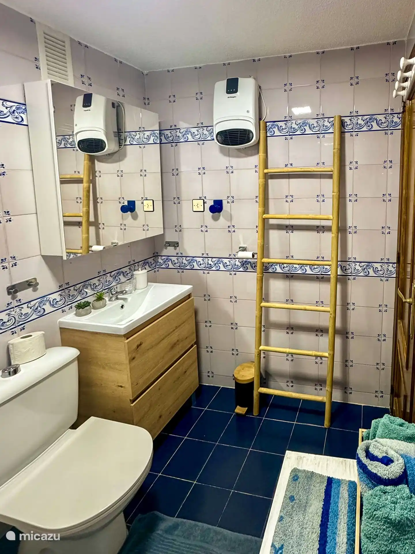 Gepflegtes Badezimmer mit Badewanne