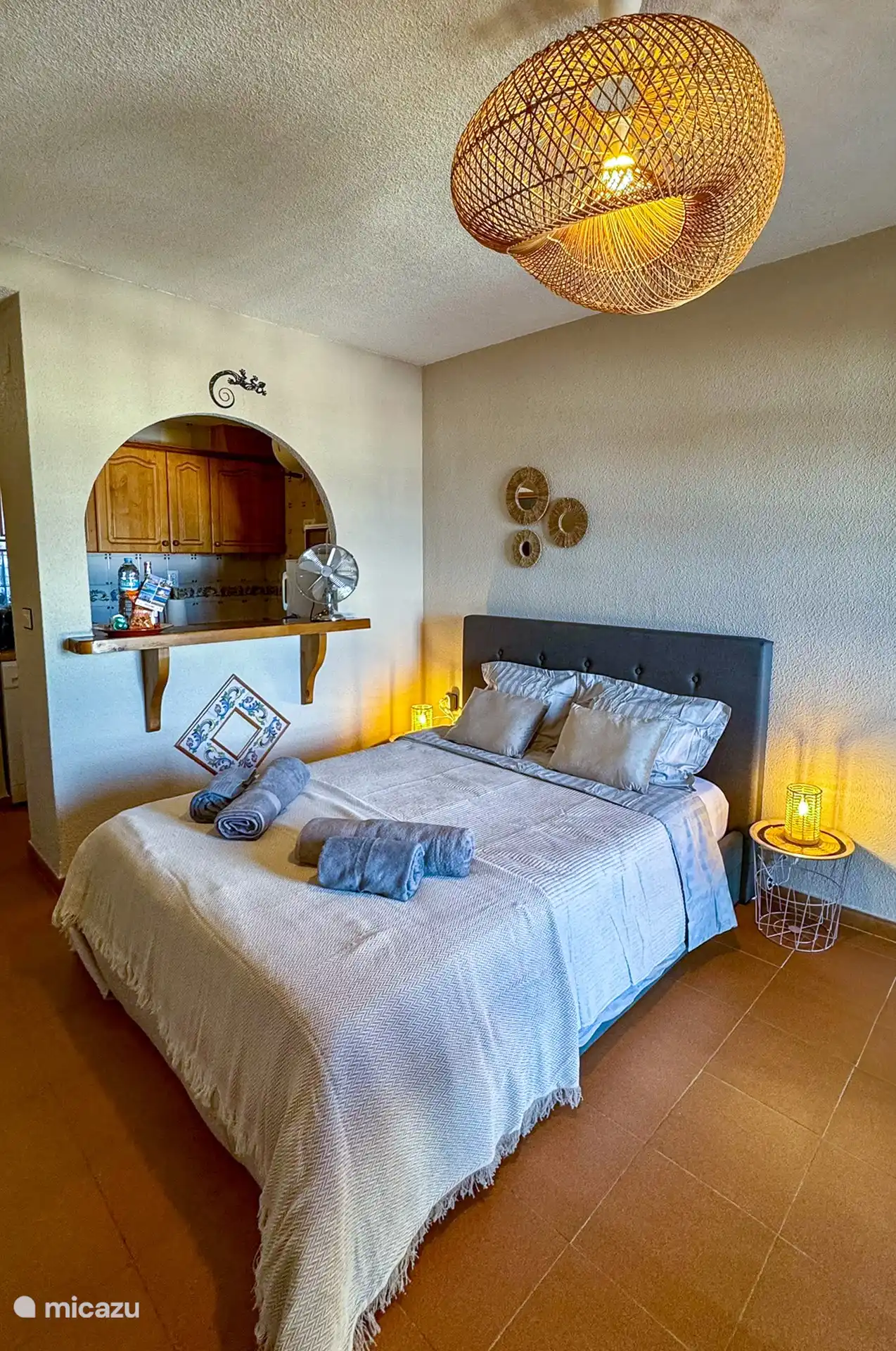 Geräumiges, bequemes Bett von 150 x 200 mit dickem Topper