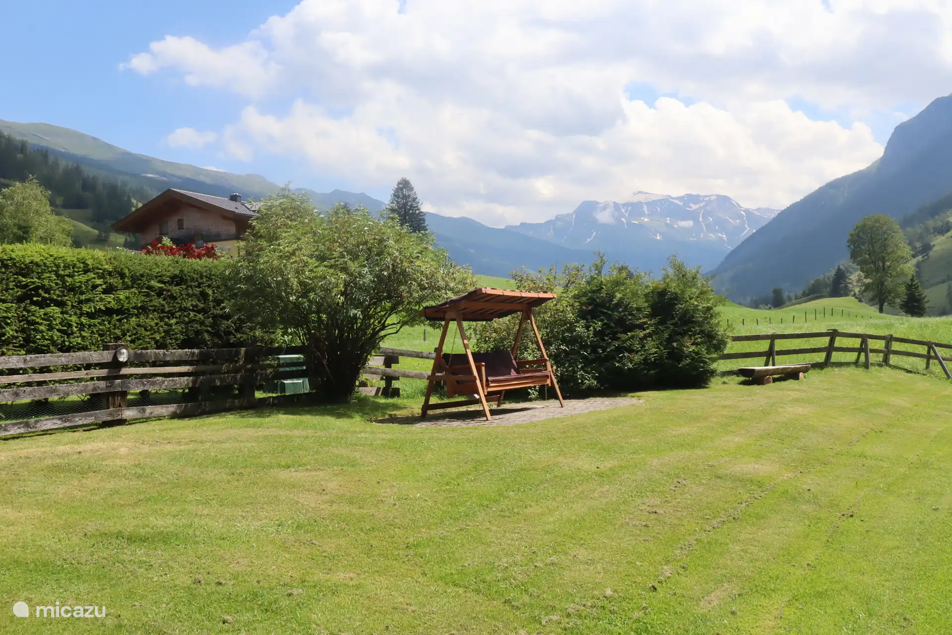 Spacious garden with various lounge areas
