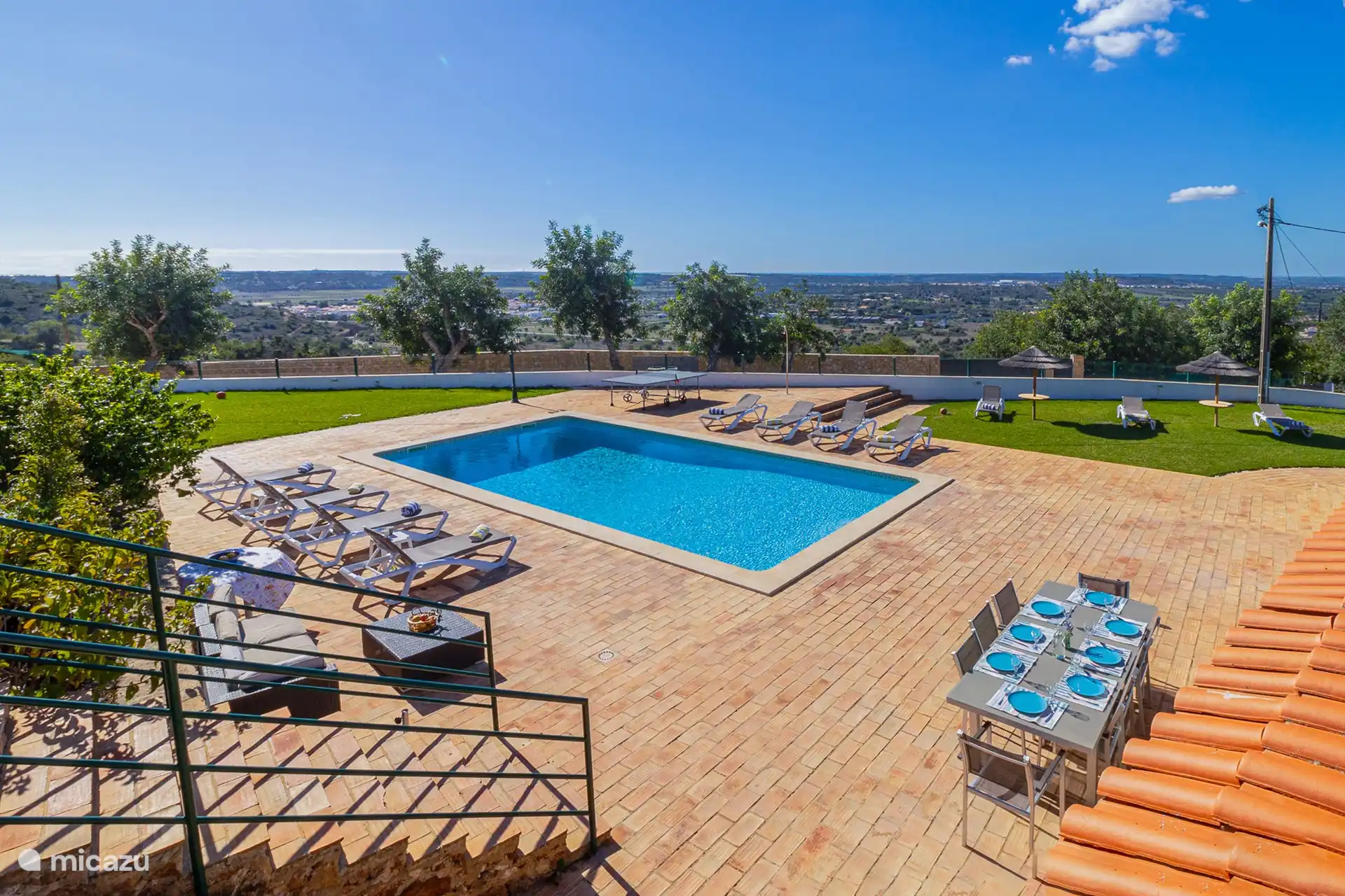 Überblick über den Garten mit Swimmingpool