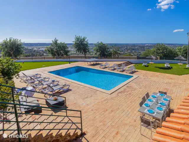 Villa Cristiane en Portugal, Algarve, Silves - villa Vista general del jardín con piscina