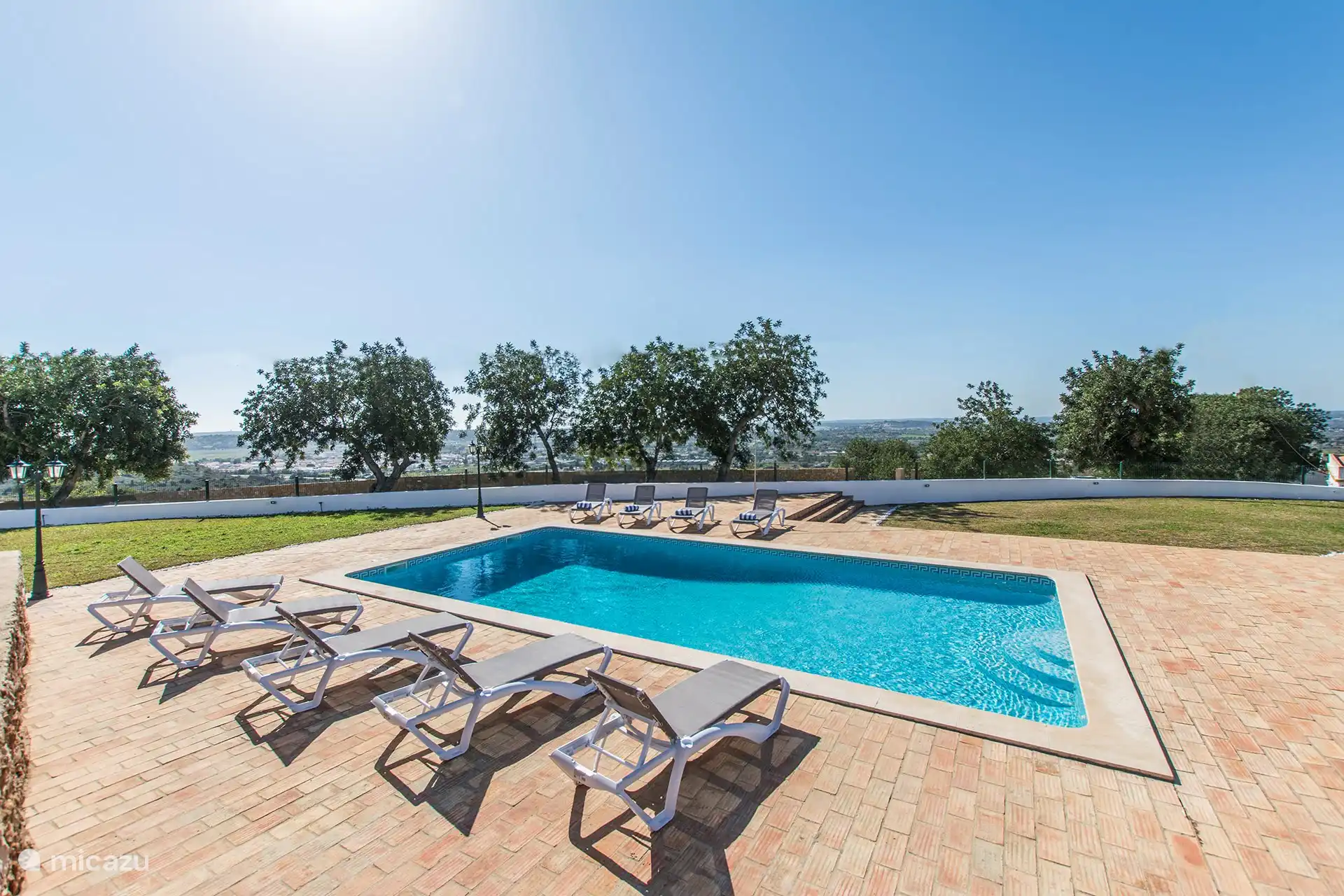 Schwimmbad mit Liegestühlen