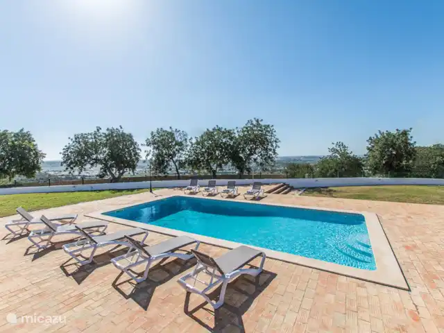 Villa Cristiane en Portugal, Algarve, Silves - villa Piscina con tumbonas