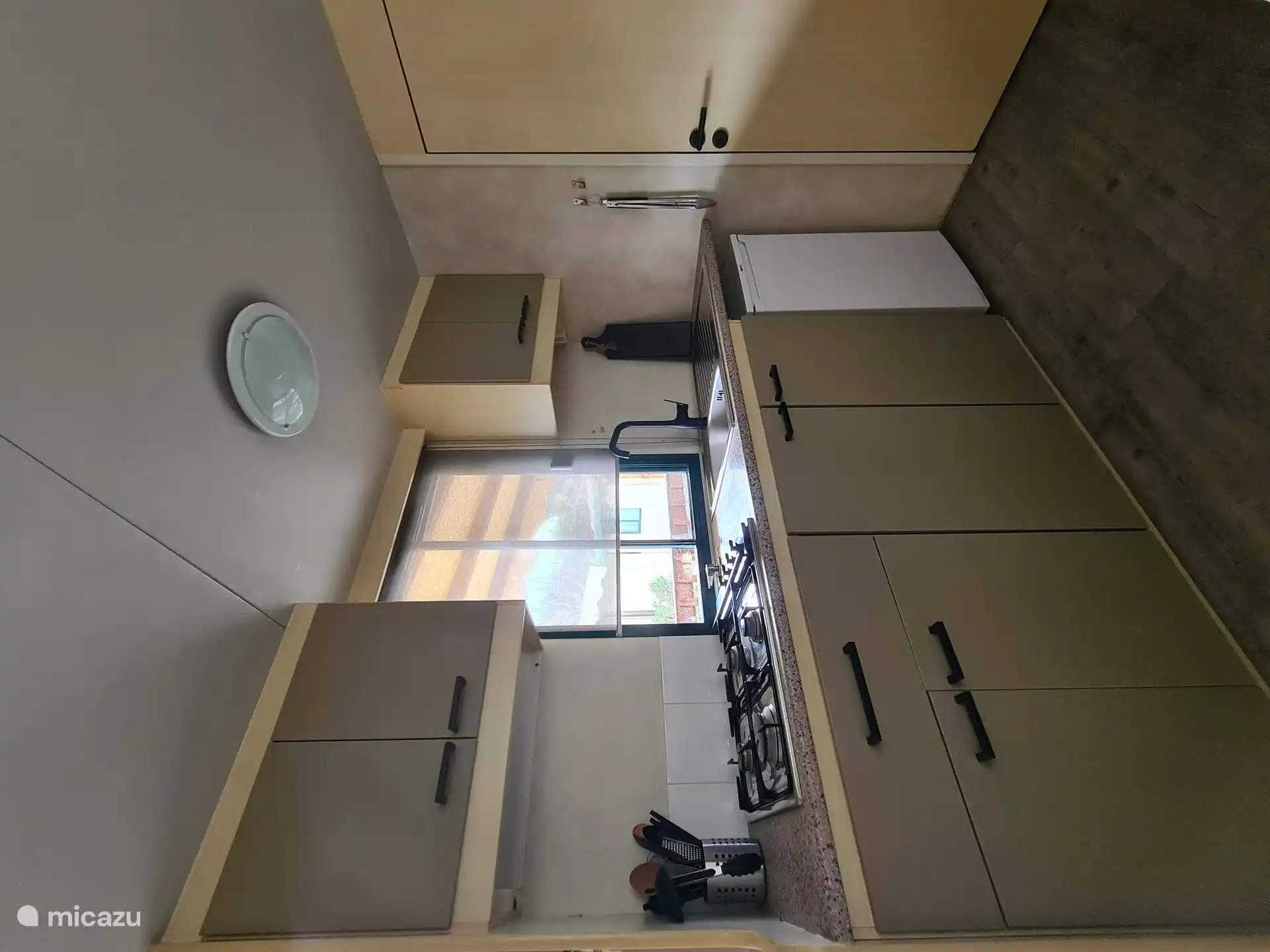 Die offene Küche verfügt über einen 4-Flammen-Gasherd, Kühlschrank mit Gefrierfach und umfangreiches Inventar.