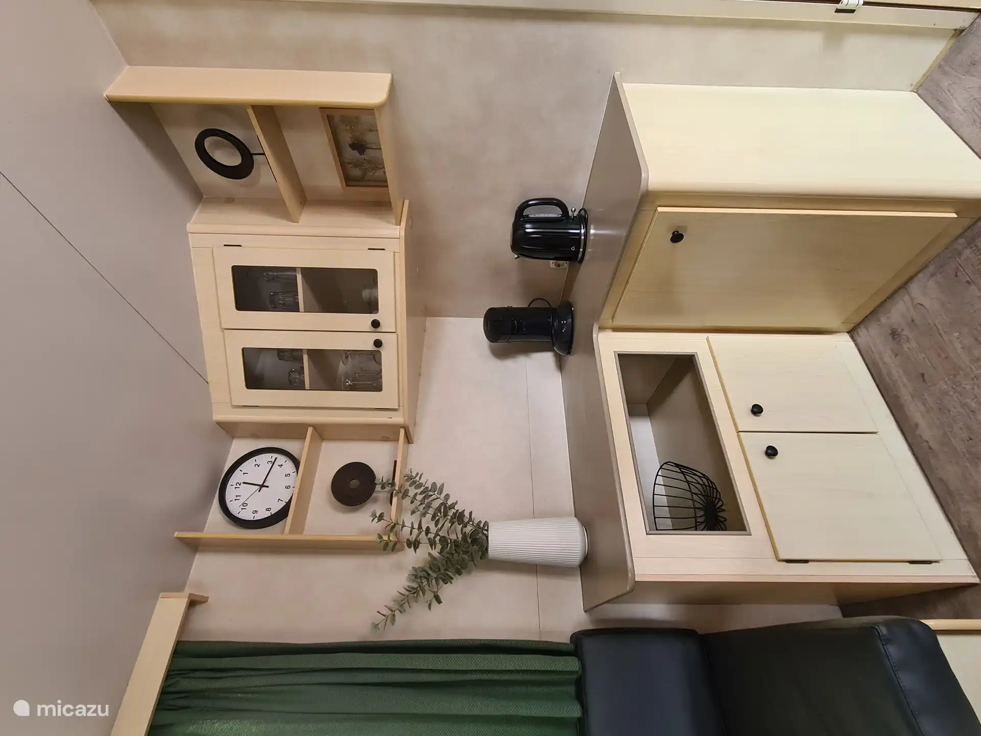 In der separaten Küchenecke befindet sich eine Kaffeemaschine für Tassen und ein Wasserkocher.