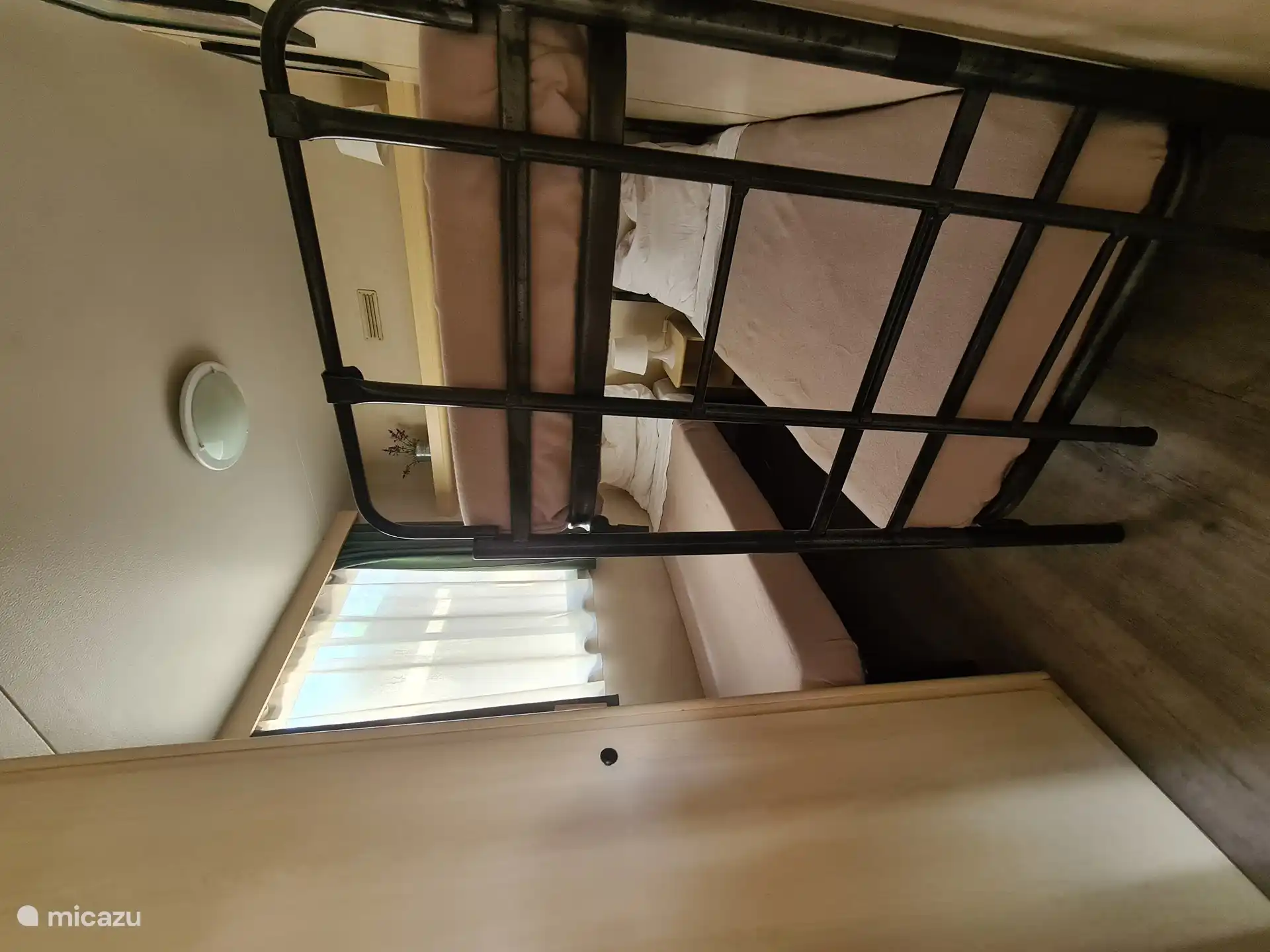 Schlafzimmer mit Etagenbett und einem Einzelbett.