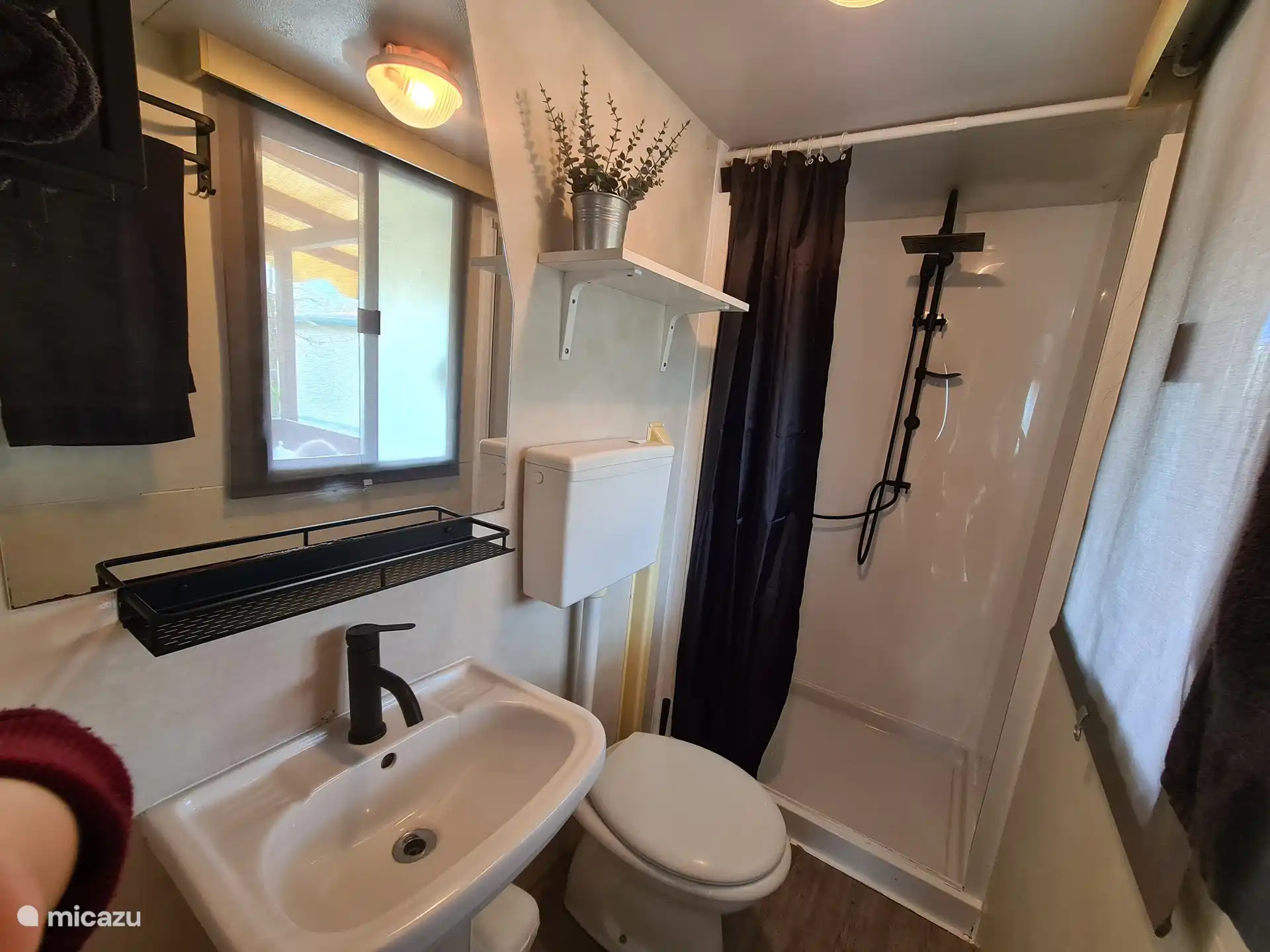 Das gepflegte Badezimmer hat alles, was man braucht.