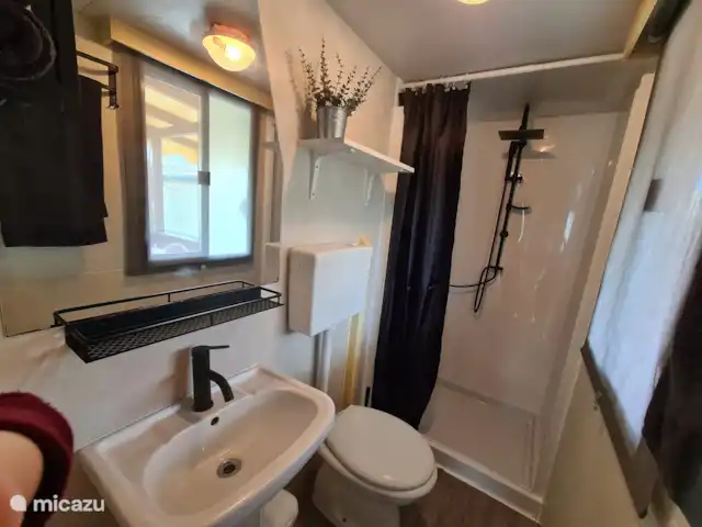 Rosa Comfort - avec climatisation et véranda ! | Italie, Toscane, Viareggio - mobil-home La salle de bains soignée a tout ce dont vous avez besoin.
