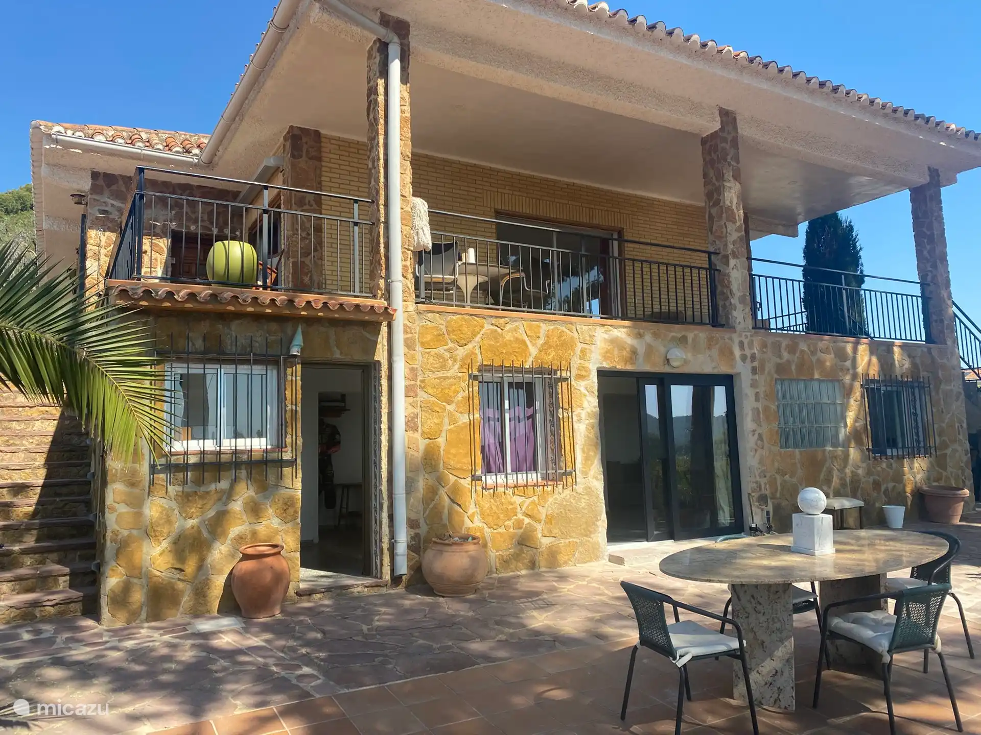 De nieuw geplaatste schuifdeur komt uit op het benedenterras