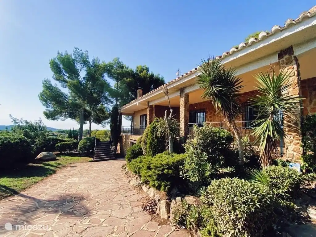 Vorderseite der Villa, Blick auf den Garten