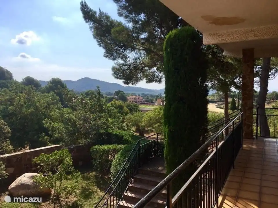 Obere Terrasse mit Blick auf die Berge