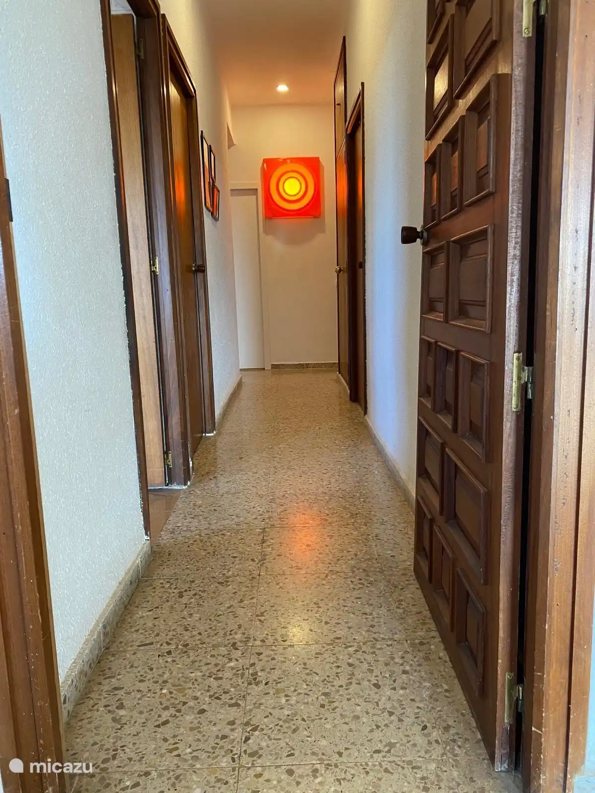 Flur auf der oberen Ebene, der zu den Schlafzimmern führt