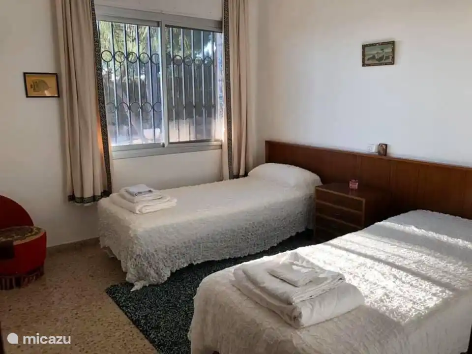 Schlafzimmer 2 auf der oberen Ebene - 2 Einzelbetten