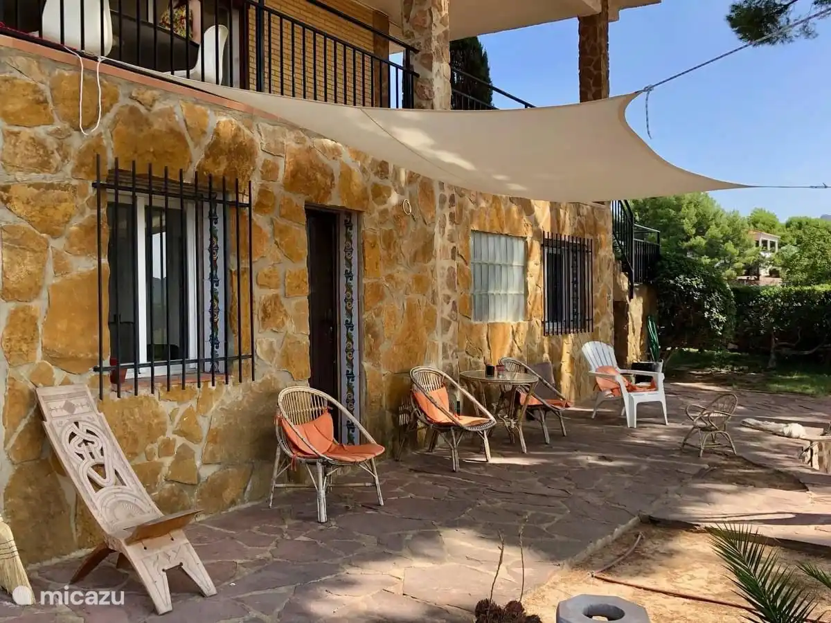 Untere Terrasse und Zugang zum Wohnbereich im Erdgeschoss 