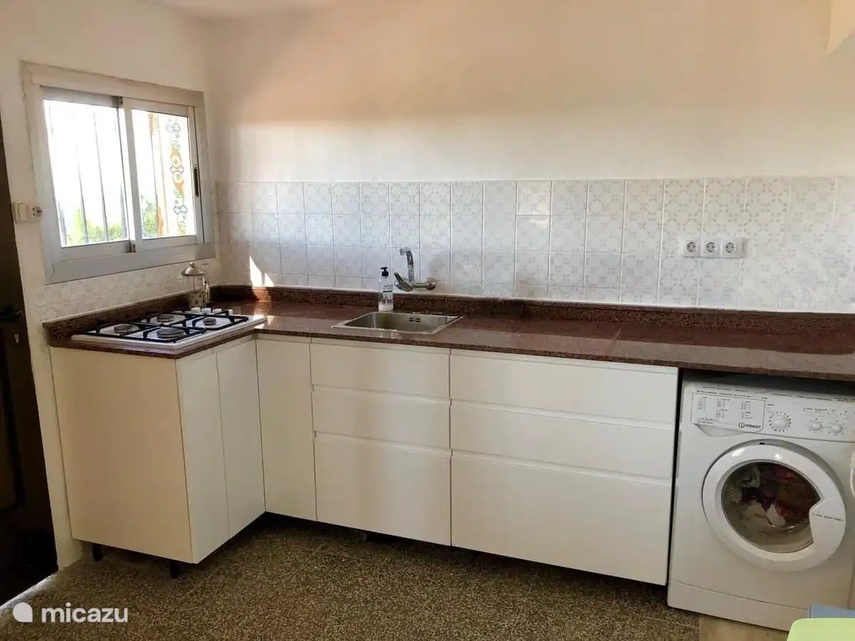 Küchenzeile und Waschmaschine auf der unteren Ebene