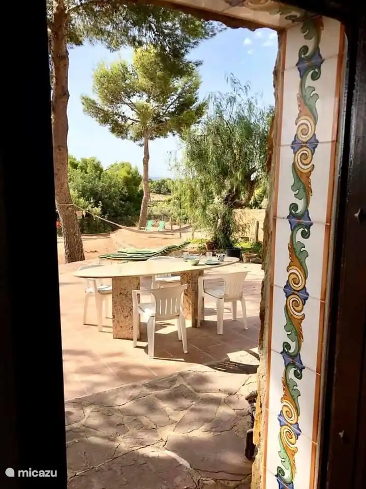 Sitzbereich auf der Terrasse auf der unteren Ebene