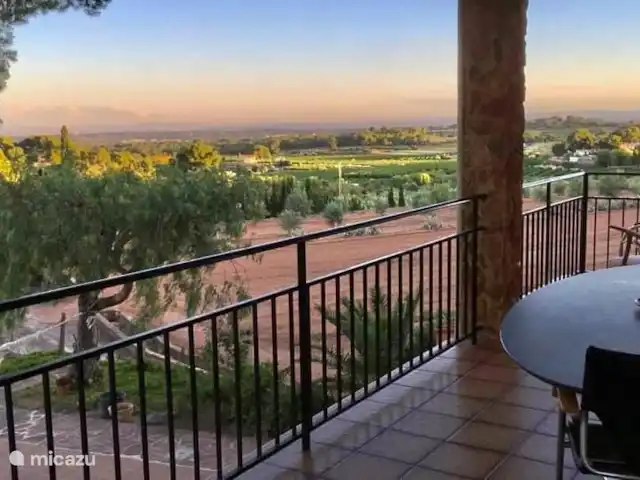 Location de Vacances Espagne, Valence, Valence (ville), villa - Villa Valencia Sunset Vue de la cour arrière depuis la terrasse du niveau supérieur