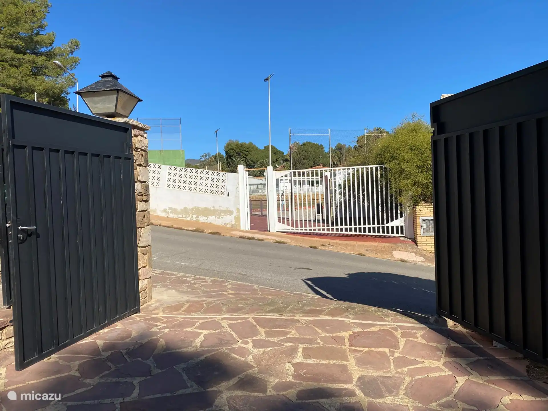 Eintritt in den Club Corral Nou... nur wenige Schritte vom Villentor entfernt