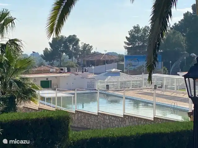 Blick des Club Corral Nou auf die Villa im Hintergrund