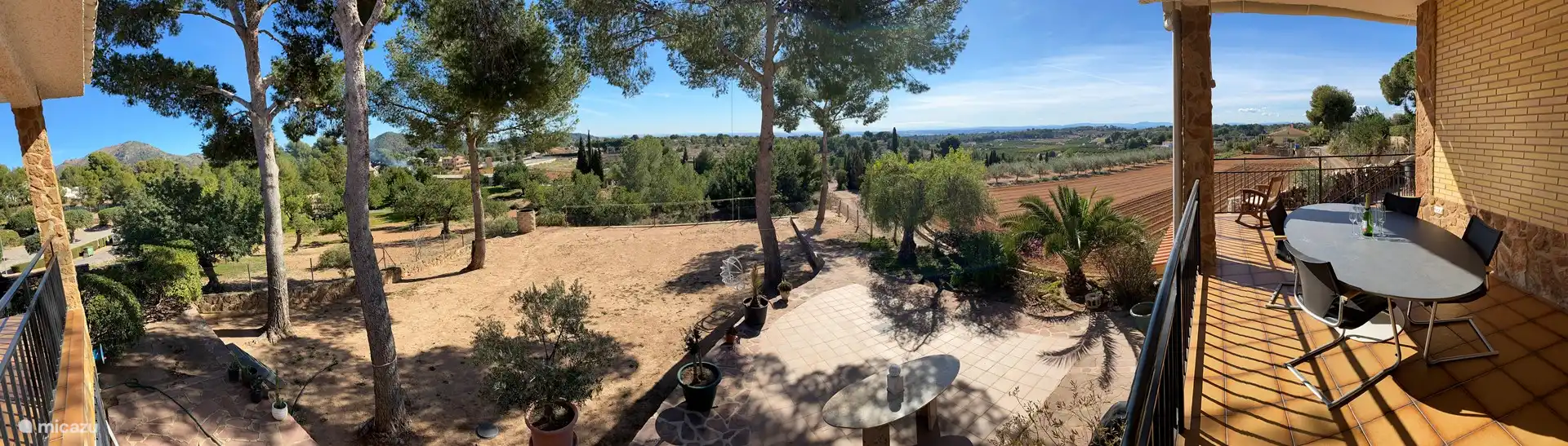 Blick auf die Berge und die untere Terrasse