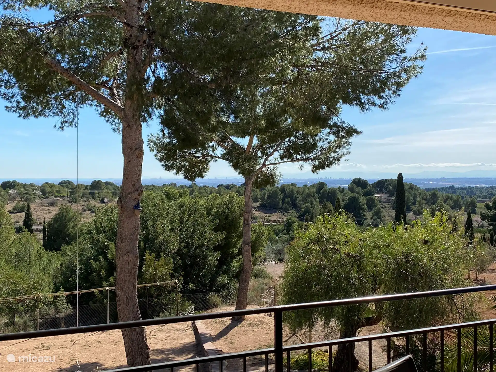 Blick auf die Stadt Valencia und das Meer am Horizont