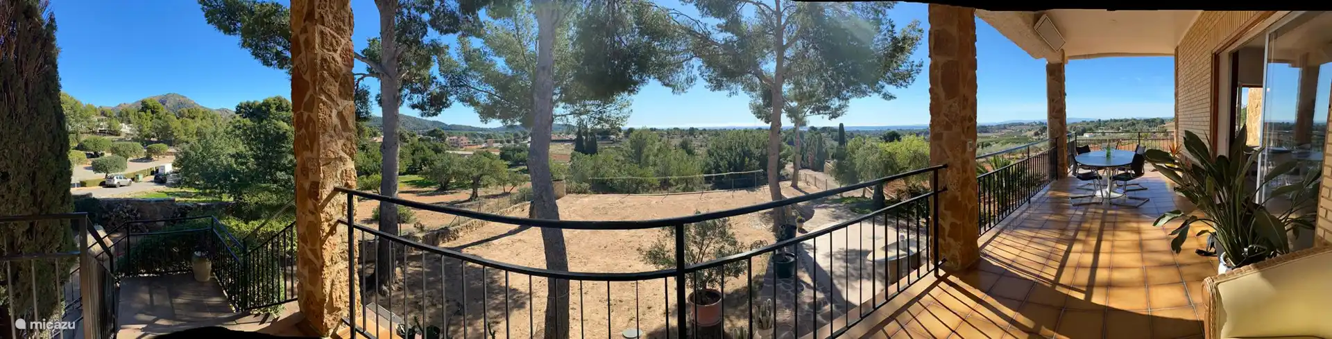 Rundumblick auf die Berge und Valencia