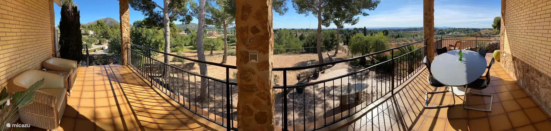 Vorderer Balkon auf der oberen Ebene