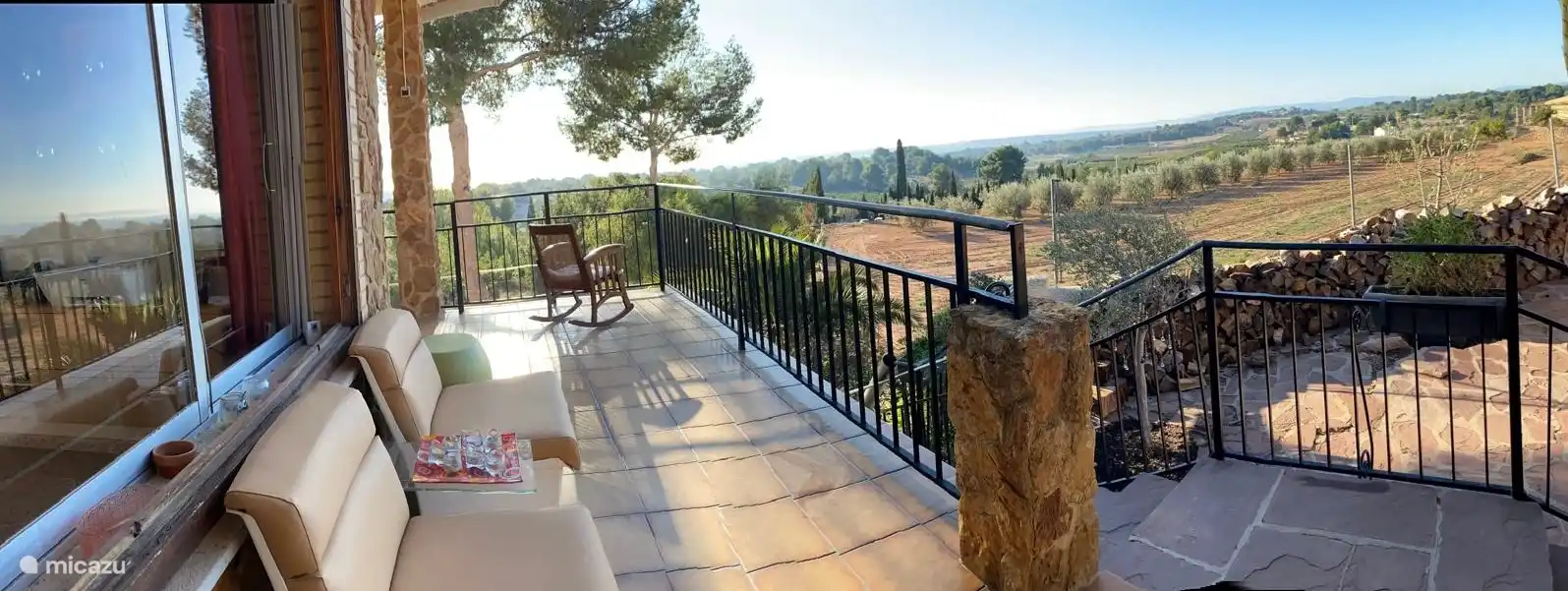 Blick auf den Balkon auf der oberen Ebene/Terrasse der Küche