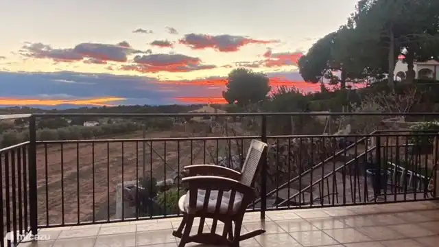 Frühabendlicher Himmel von der Terrasse auf der oberen Ebene
