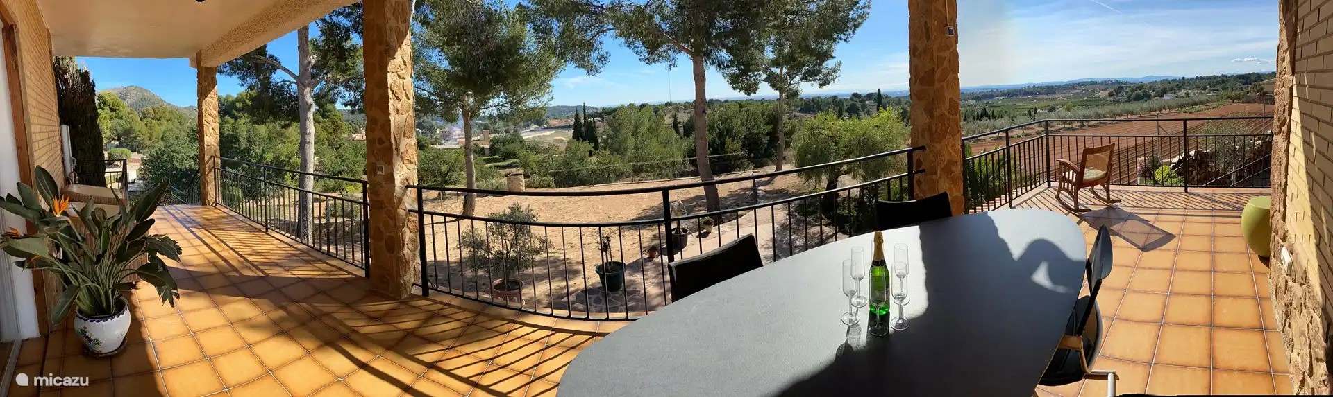 Terrasse auf der oberen Ebene mit den Bergen im Hintergrund