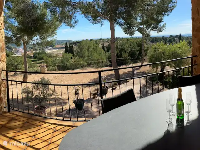 Location de Vacances Espagne, Valence, Valence (ville), villa - Villa Valencia Sunset Terrasse au niveau supérieur avec les montagnes en arrière-plan