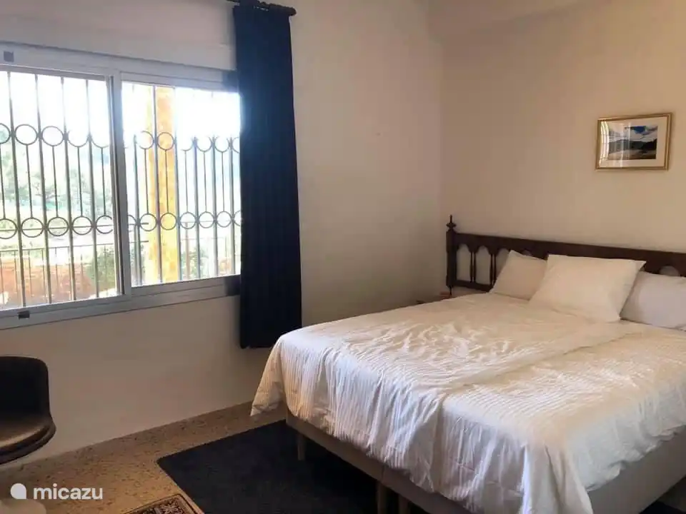 Schlafzimmer 1 befindet sich auf der oberen Ebene - Queensize-Bett