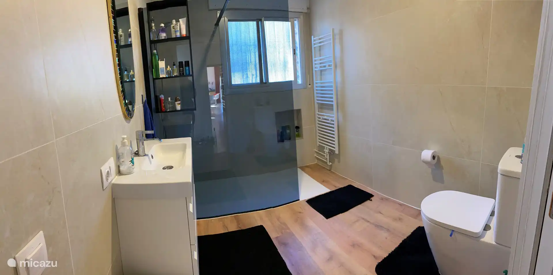 Badezimmer auf der oberen Ebene