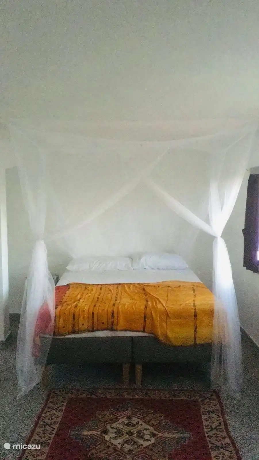 Queensize-Bett auf der unteren Ebene