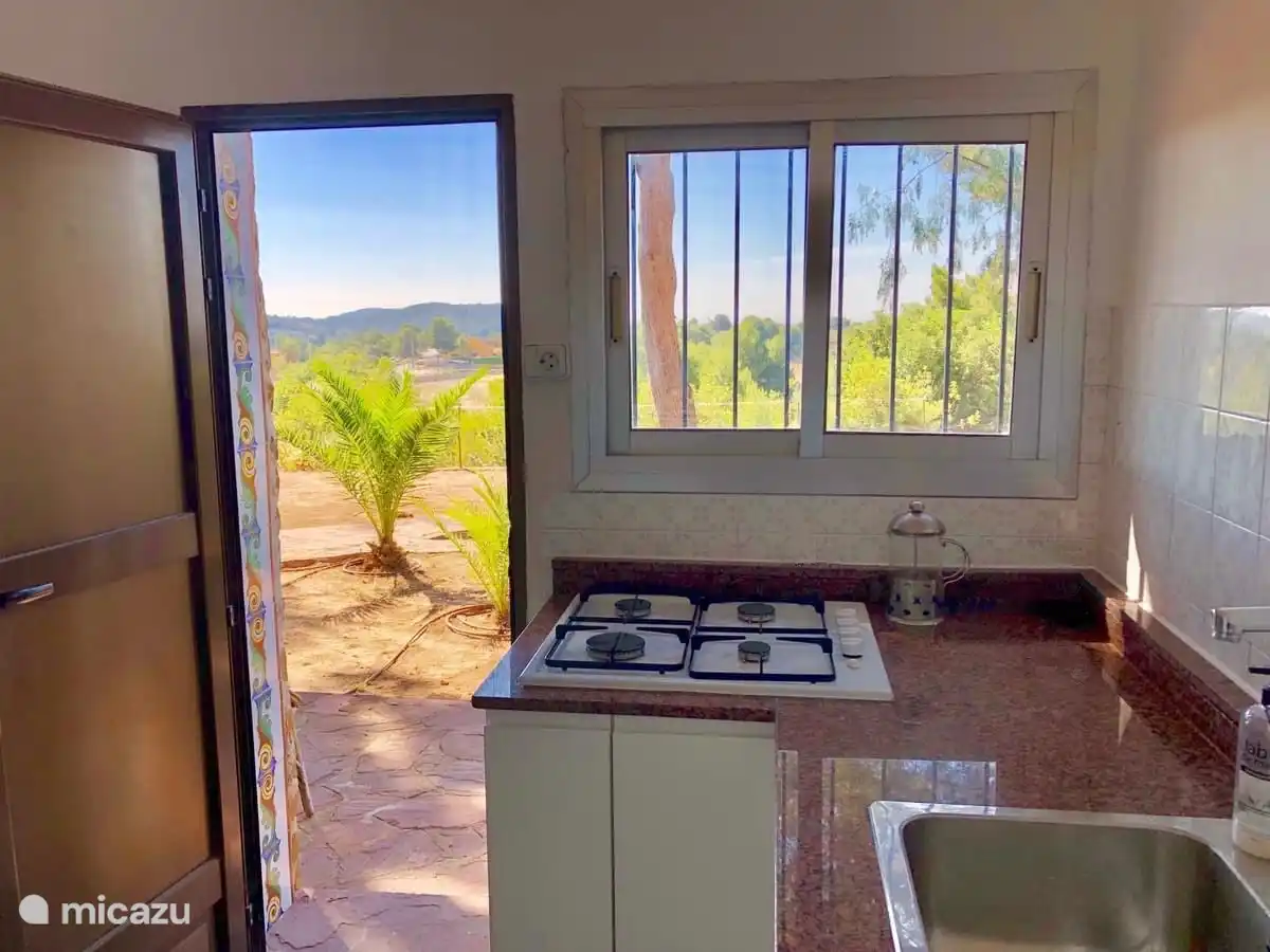 Herd auf der unteren Ebene in der Küchenzeile und Eingang zur Terrasse