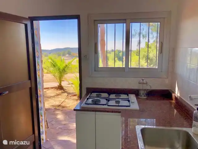 Location de Vacances Espagne, Valence, Valence (ville), villa - Villa Valencia Sunset Poêle au niveau inférieur de la kitchenette et entrée de la terrasse
