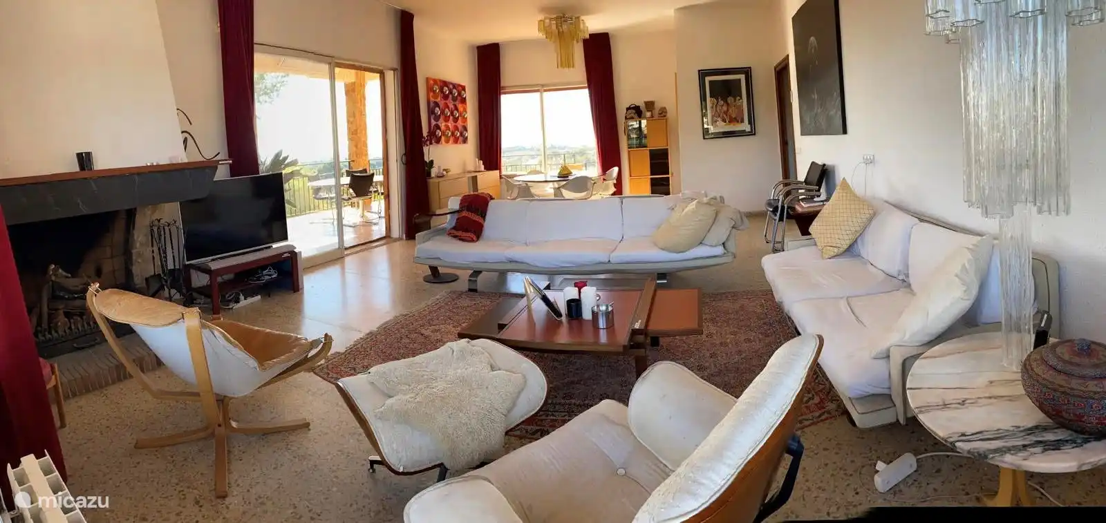 Wohnzimmer mit offenem Kamin