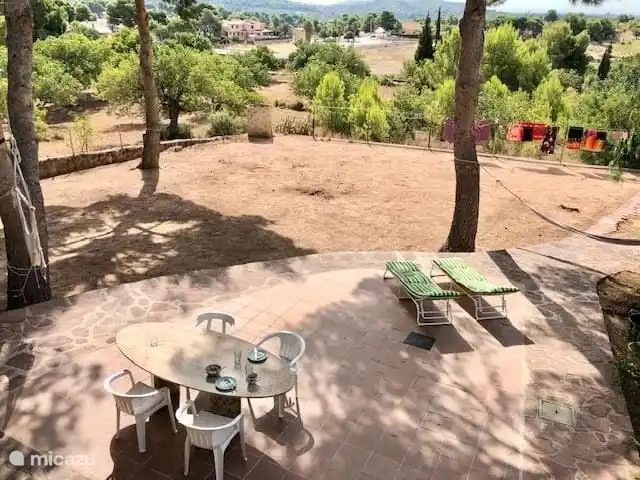 Blick auf Orangen- und Olivenhaine mit der Stadt Valencia in der Ferne und der Terrasse im Erdgeschoss
