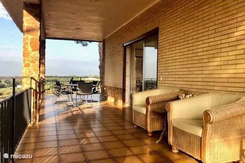 Blick auf den Balkon auf der oberen Ebene mit Blick auf den Hinterhof 