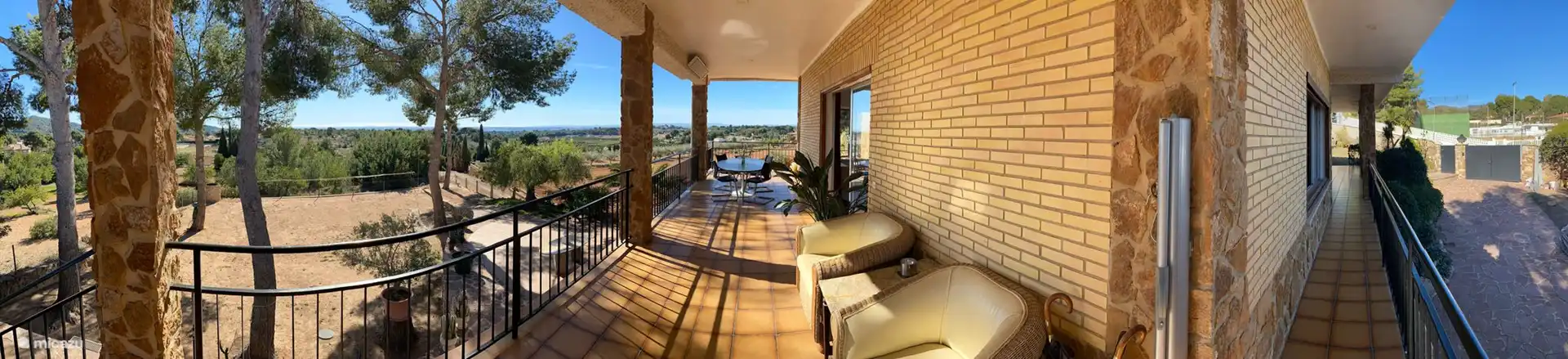 Obere Ebene mit Blick auf das Vordertor und die Rückseite der Villa